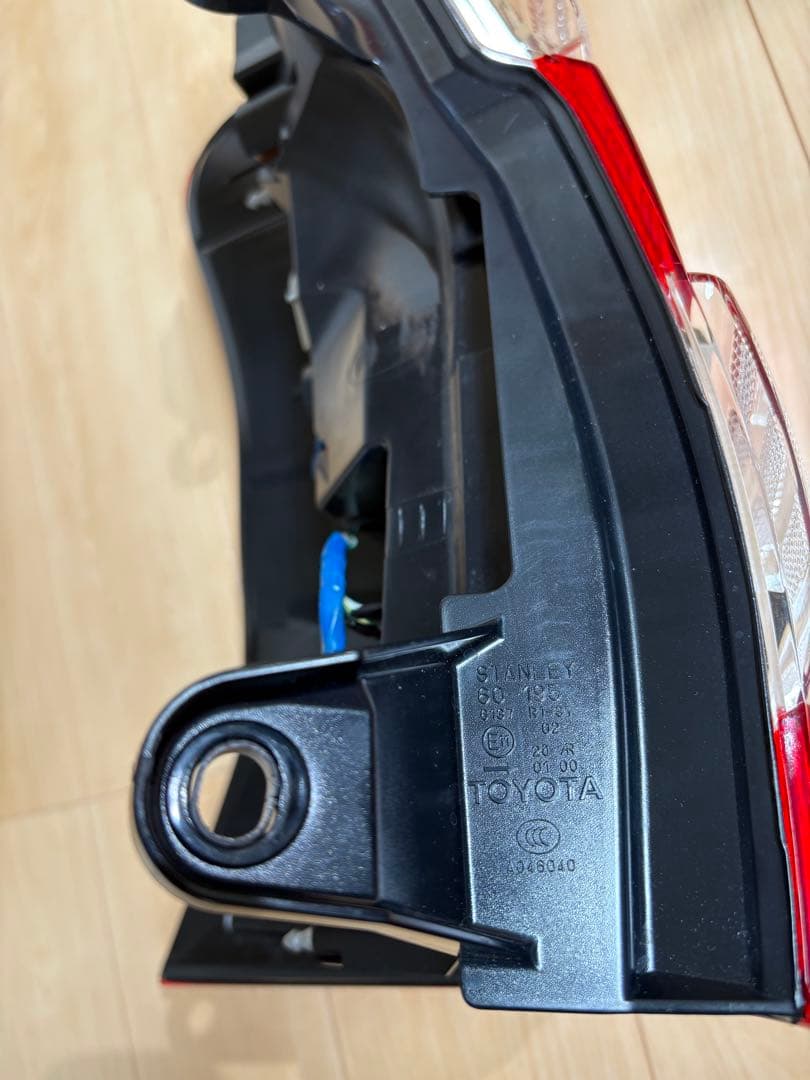 プラド150 中期　テールランプ　純正　右　新品