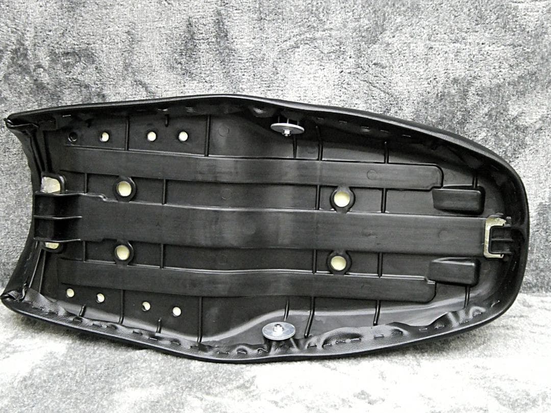 NC36 黒E4柄 カスタムシート /チョビ三CB400four