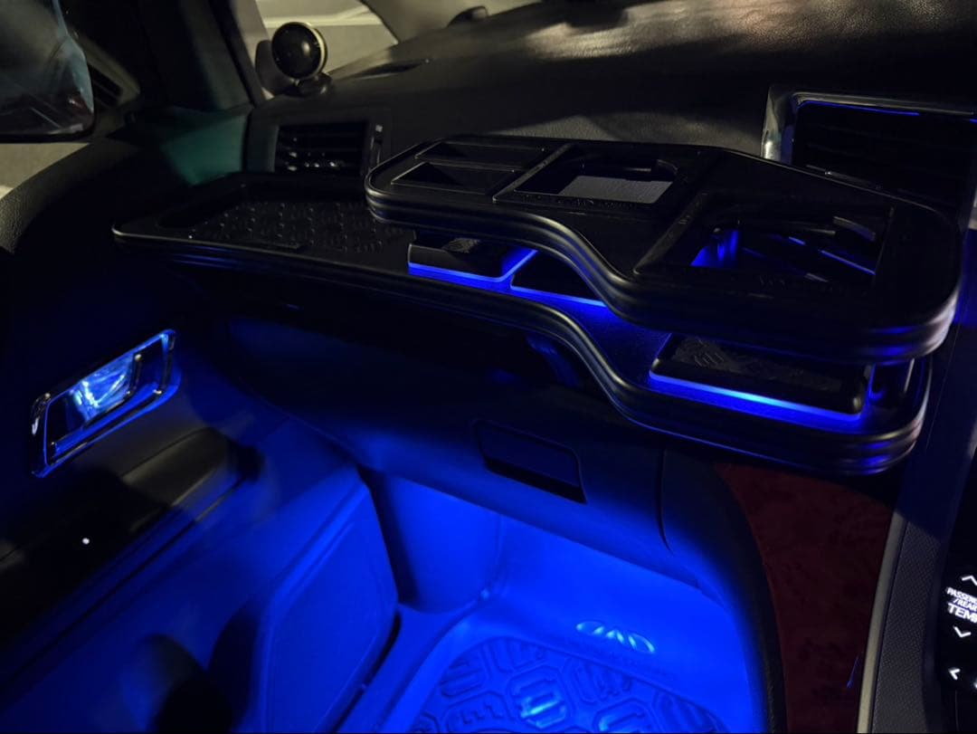 D.A.D ギャルソン　20系アルファード　フロントテーブル