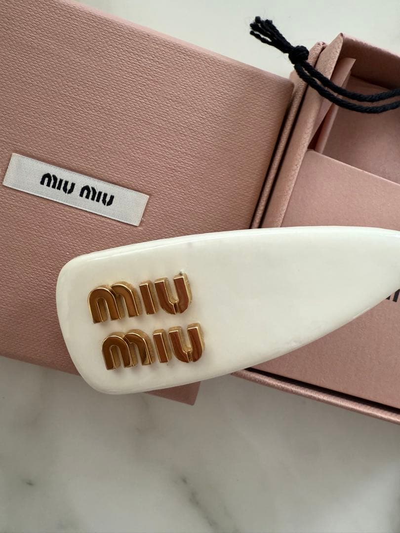 miu miu ヘアピン ホワイト ゴールドロゴ