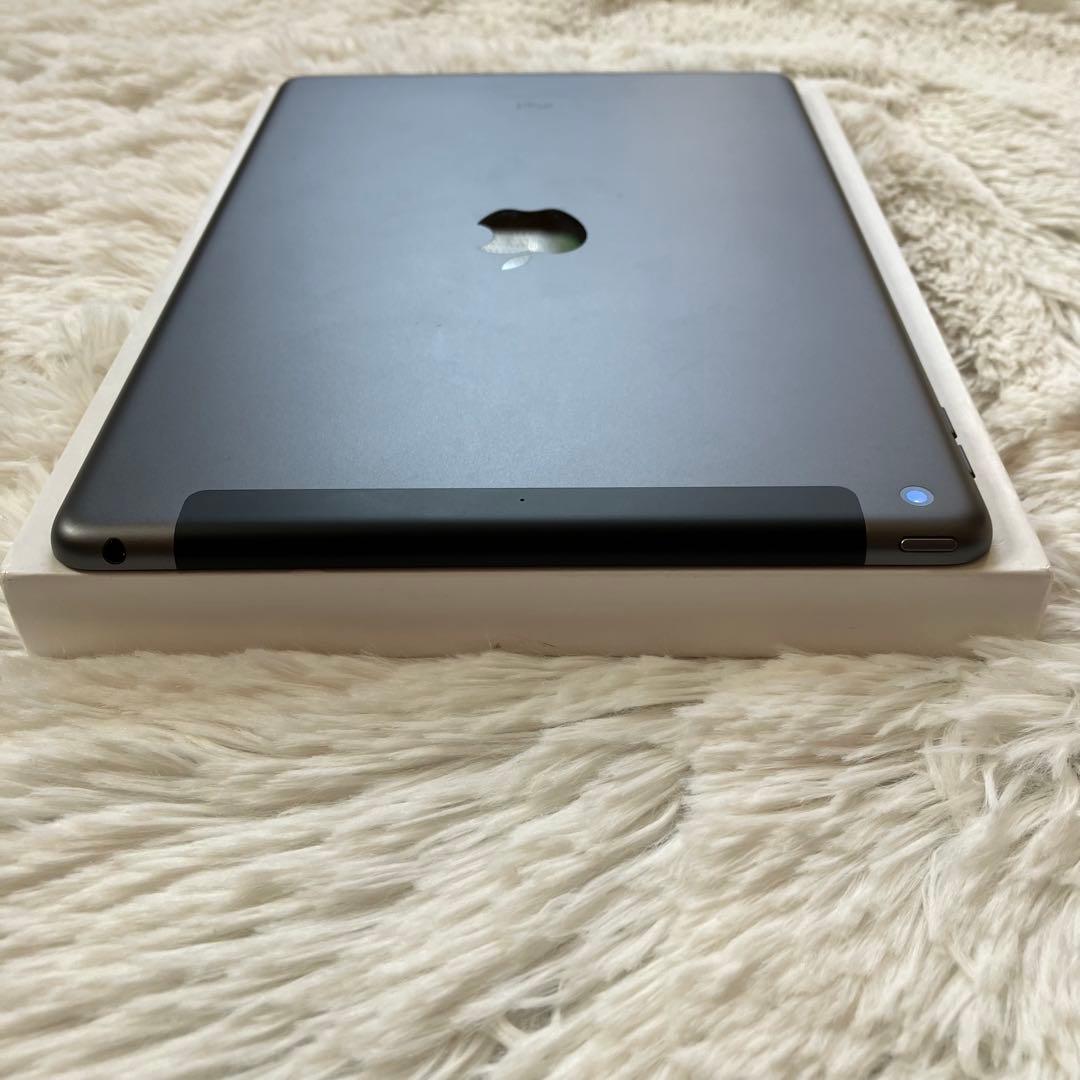 【完動品】iPad 第8世代 32GB 【すぐ発送】【付属品】