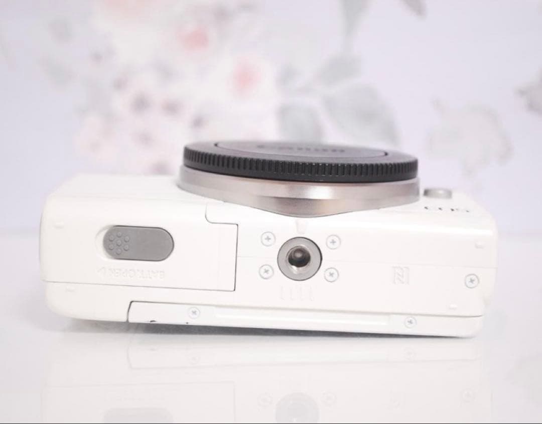 高画質で自撮りもラクラク☆Wi-Fi通信機能付き♪キャノン EOS M100♡