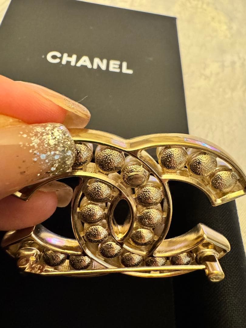 CHANEL パール付きロゴブローチ 箱付き