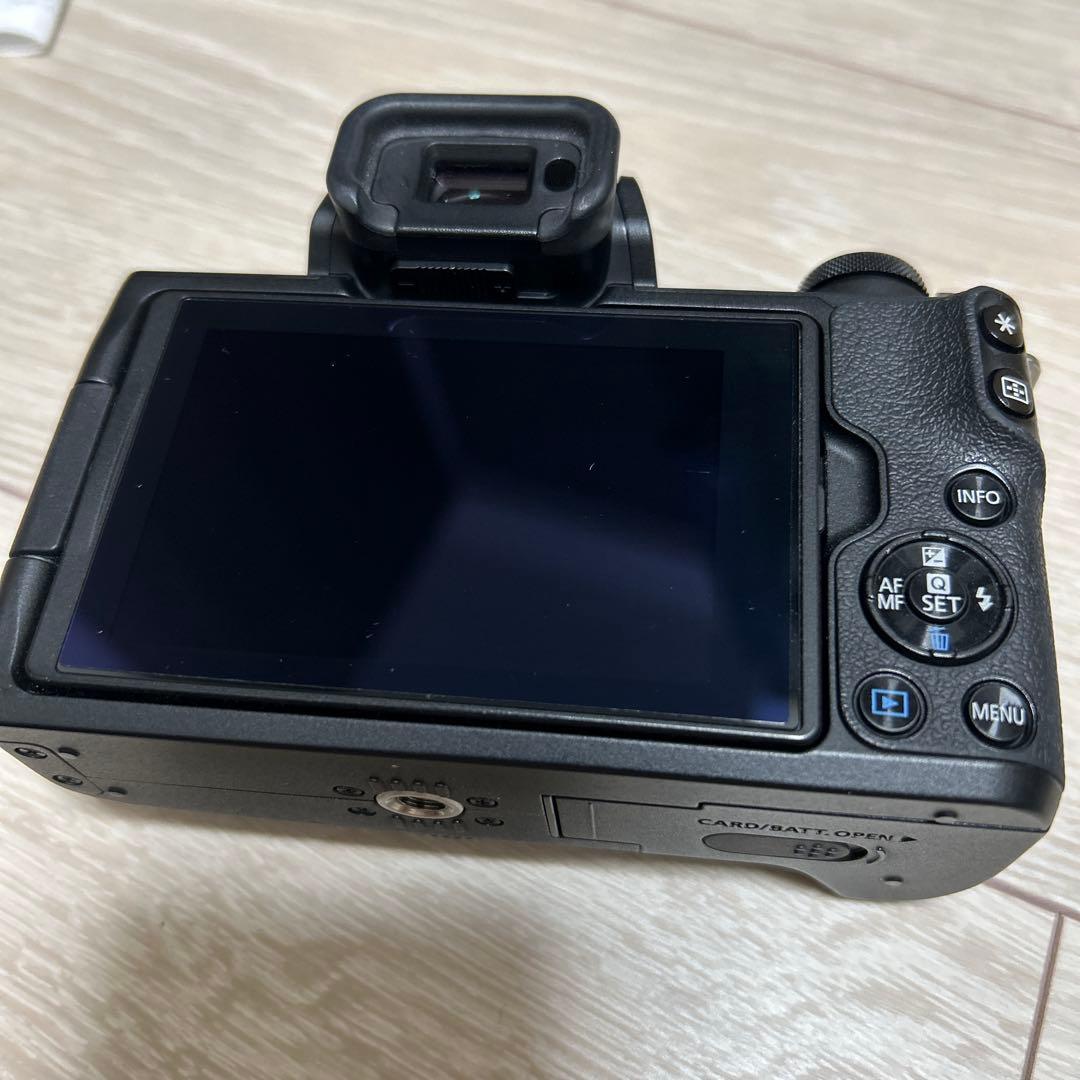 キヤノンミラーレス一眼カメラ　「EOS　Kiss　M」ダブルレンズキット+おまけ