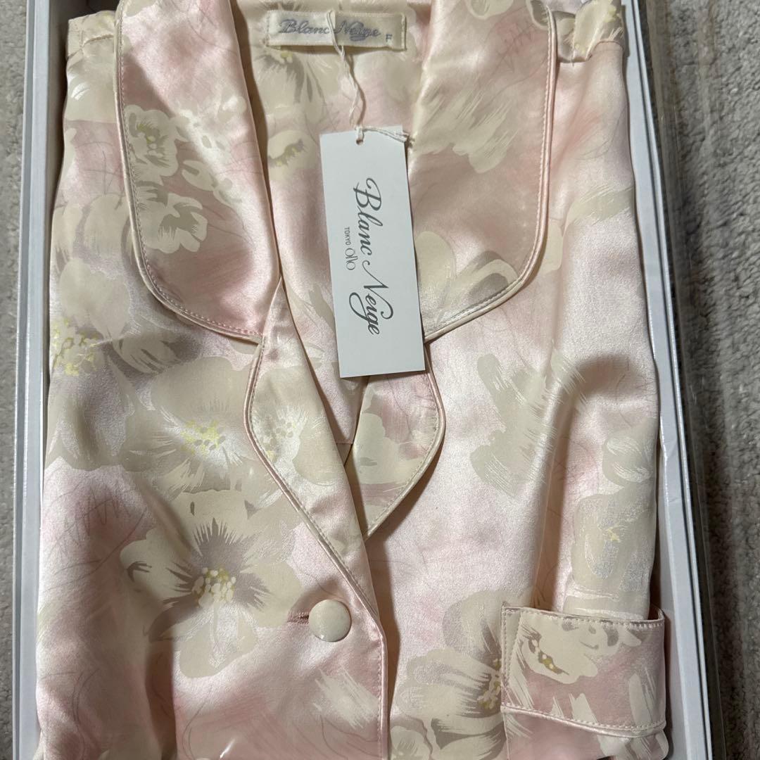 シルク100 % パジャマ　花柄　blanc neige フリーサイズ