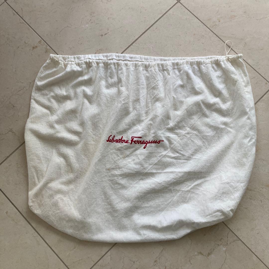 フェラガモ エナメルトートバッグ