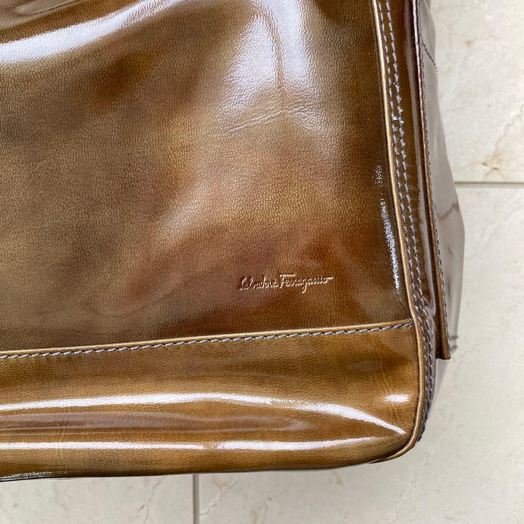 フェラガモ エナメルトートバッグ
