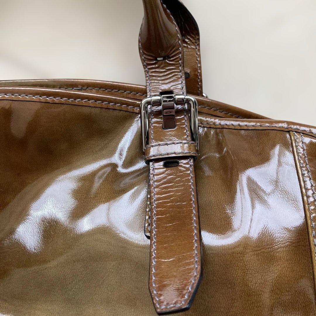 フェラガモ エナメルトートバッグ