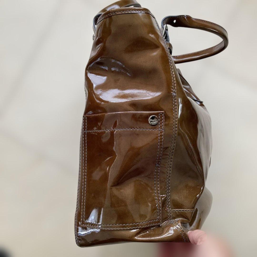 フェラガモ エナメルトートバッグ