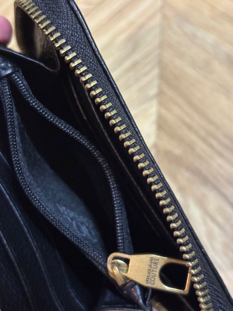 【極美品】ヴェルサーチ ジーンズ クチュール コンパクトウォレット シボ革