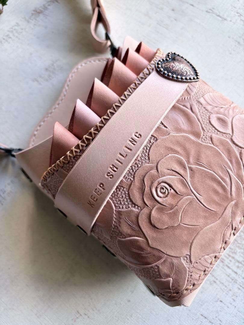 ヌメ革ナチュラル、ローズ型押しの大容量シザーケース