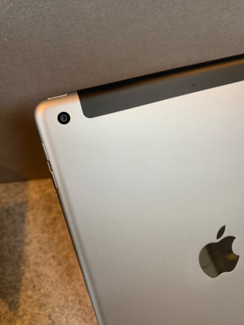 超美品 SIMフリー iPad 第6世代 32GB Wi-Fi+Cellular