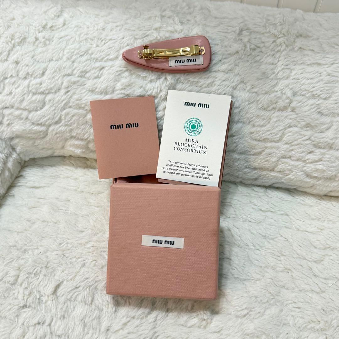 MIU MIU ピンク パテントレザー ヘアクリップ　バレッタ
