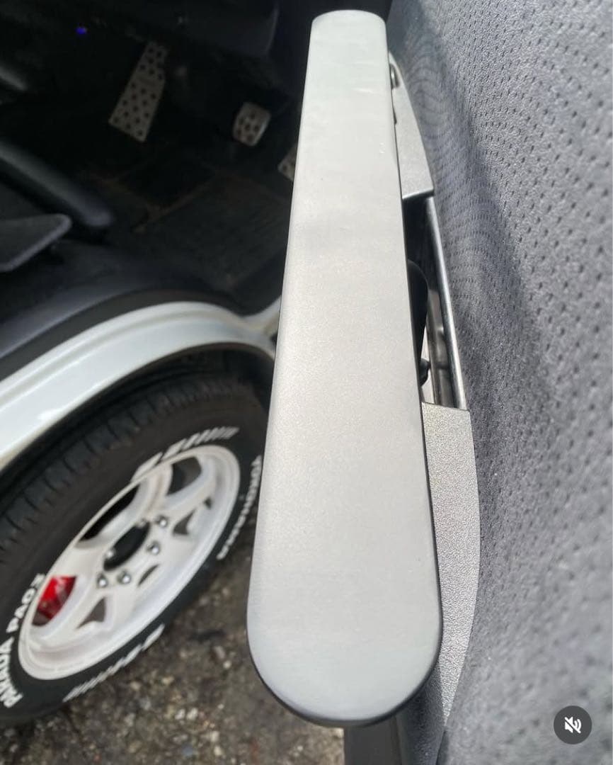 ハイエース200系　スーパーGL アームレスト　運転席側　腕おき台　★即日発送