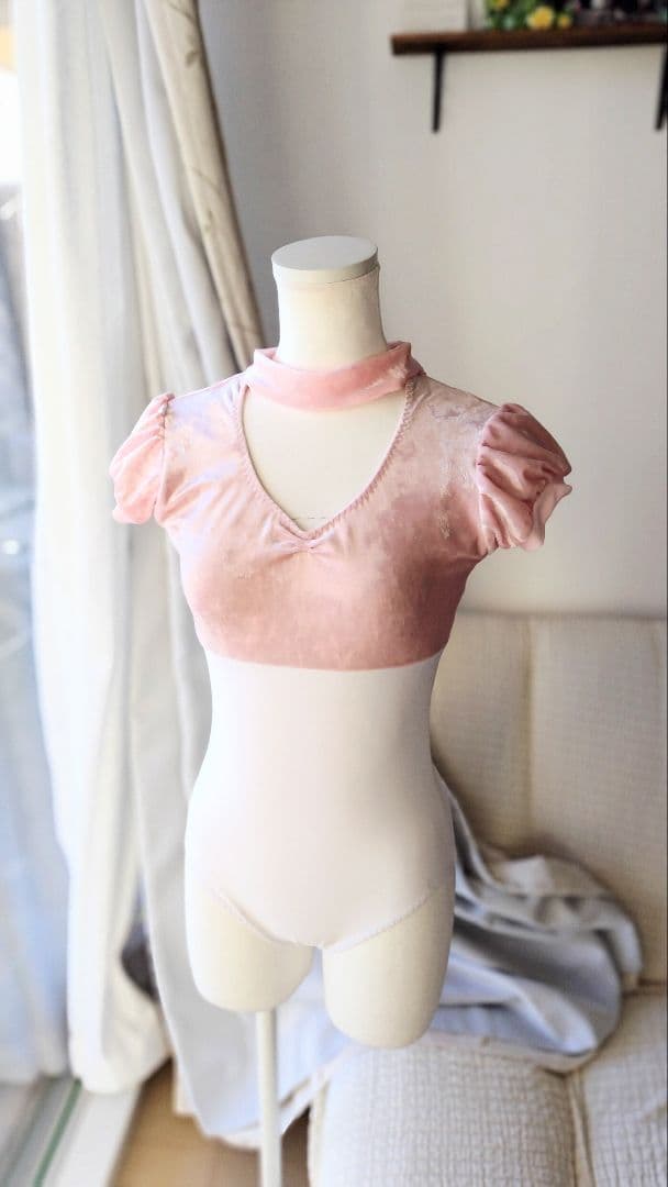 Ｓ～Ｍサイズ／可愛いベビーピンククラッシュベロアのチョーカーリボン娘役レオタード