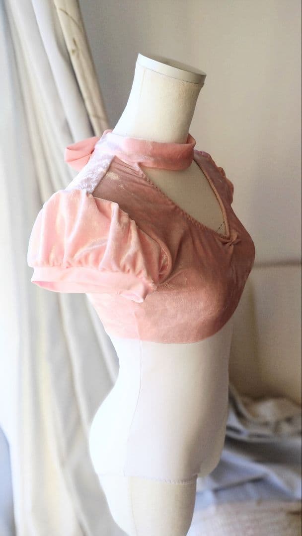 Ｓ～Ｍサイズ／可愛いベビーピンククラッシュベロアのチョーカーリボン娘役レオタード