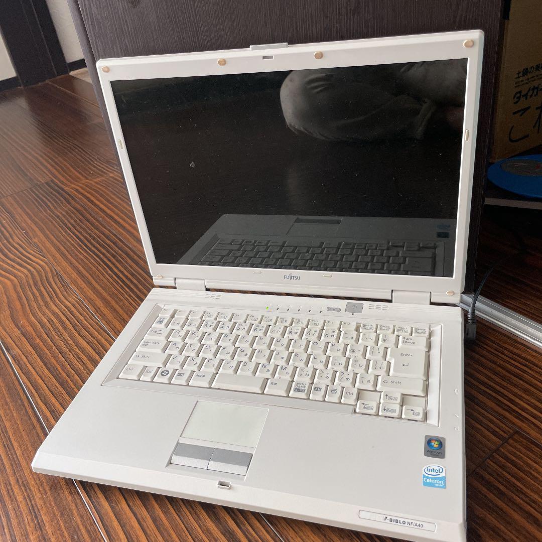 NEC ノートパソコン　白