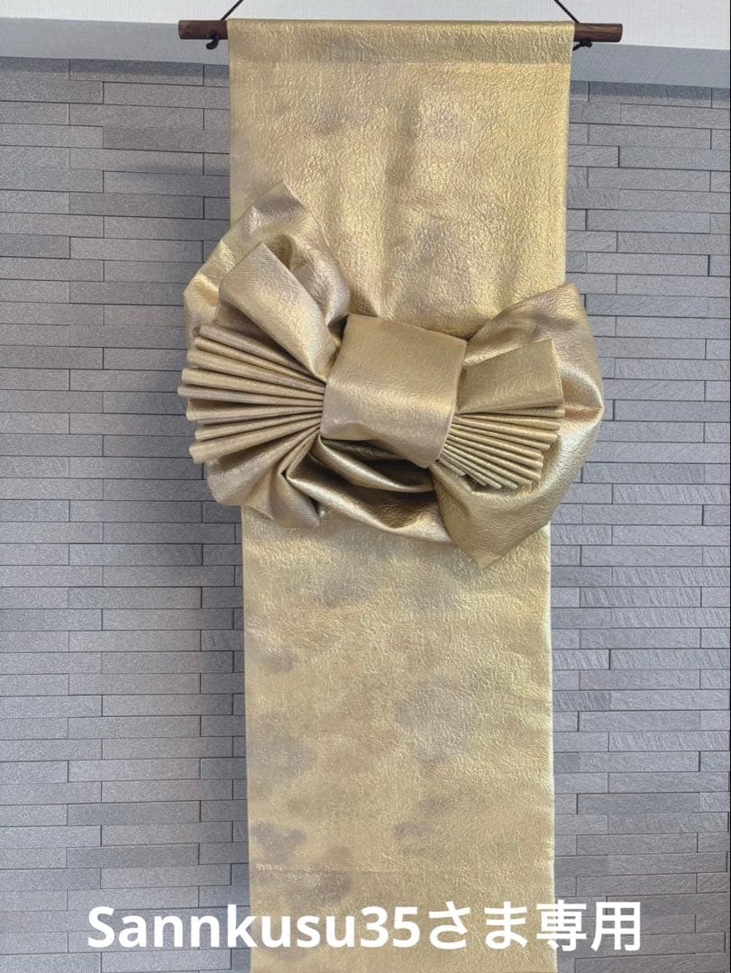 帯をリメイクした飾り結びのあるタペストリー