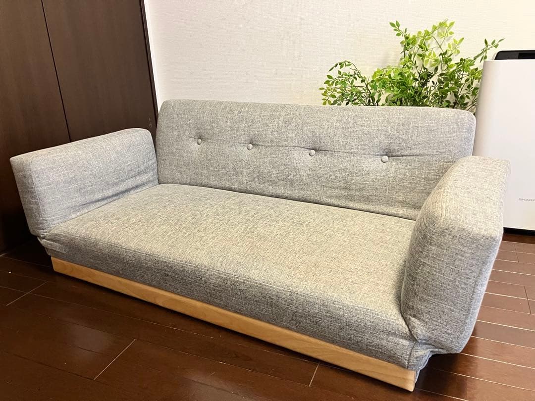 グレー ボタン付きソファ 木製フレーム