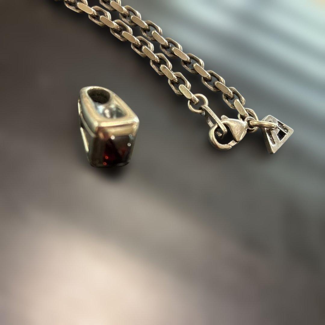 M's シルバー チェーンネックレス 赤いストーン付き