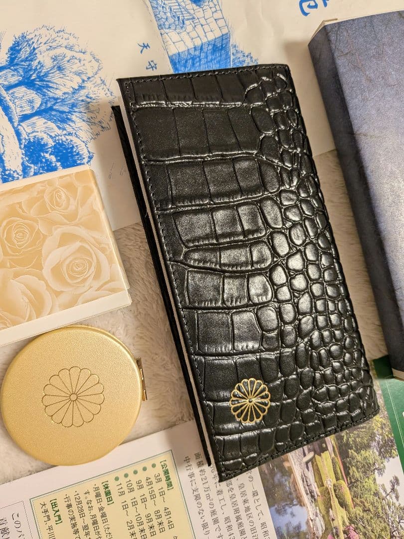 【皇居東御苑限定】黒クロコ調 長財布とゴールドのコンパクトミラー