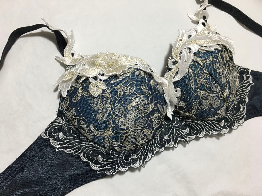 新品　ワコール　サルート 94G ブラジャー D70