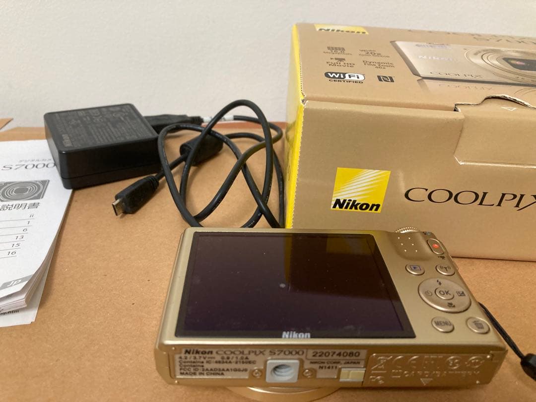 コンパクトデジタルカメラ　NIKON COOLPIX S7000 ゴールド