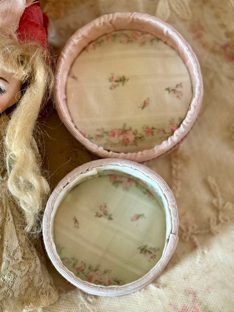 アンティーク　ミニョネット　ドール　リボン刺繍カルトナージュセット