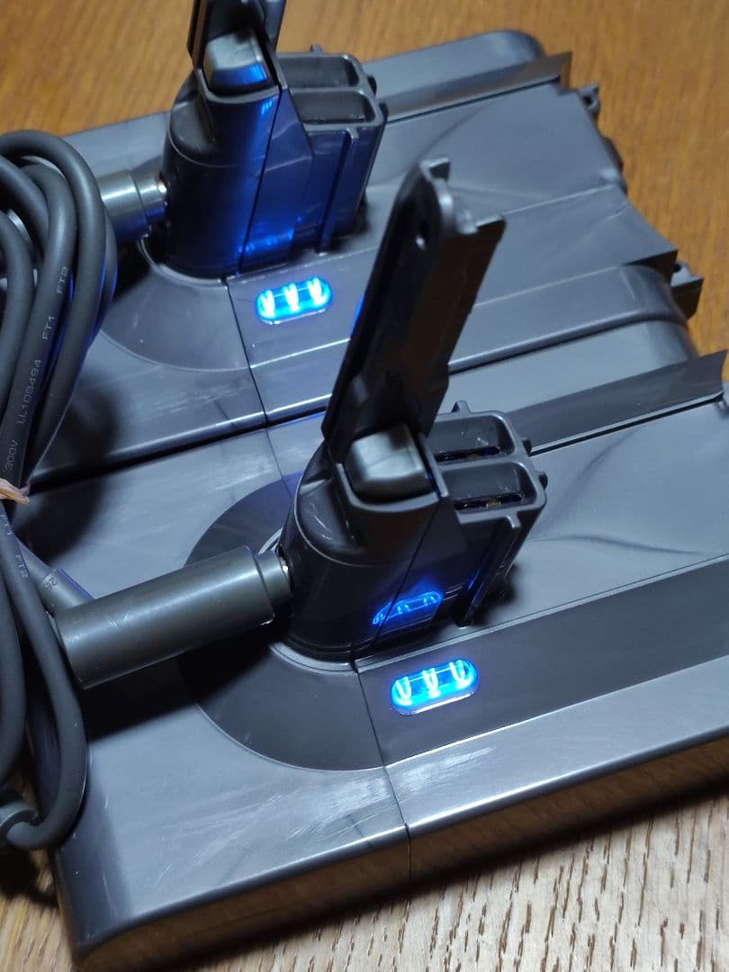 ダイソンV8 SV10K掃除機 完全分解清掃済み動作品 純正バッテリー２つセット
