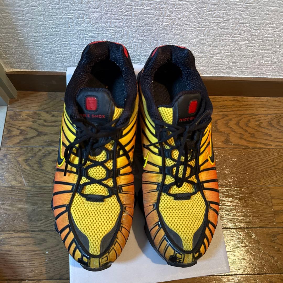 Nike Shox イエロー/オレンジ/ブラック スニーカー