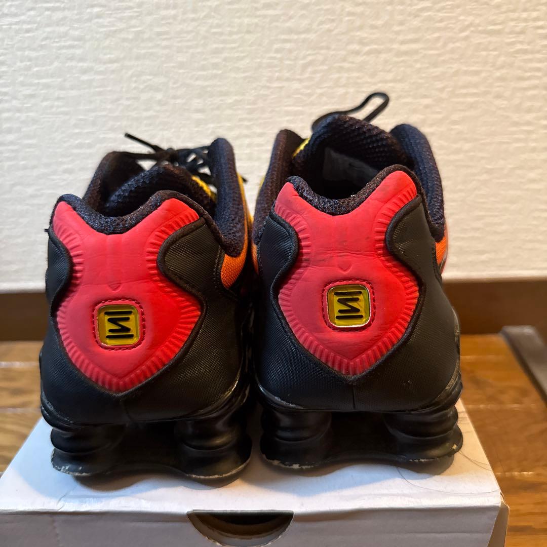 Nike Shox イエロー/オレンジ/ブラック スニーカー