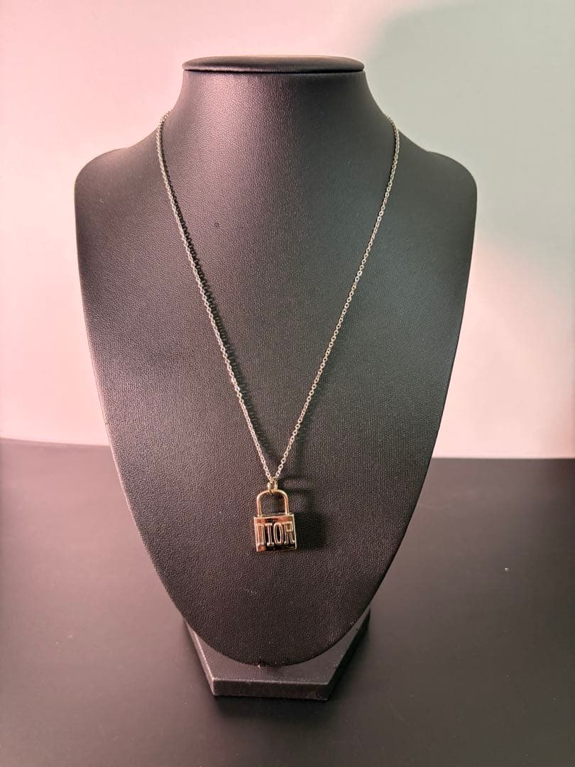 DIOR ディオールロック型ペンダント ネックレス30