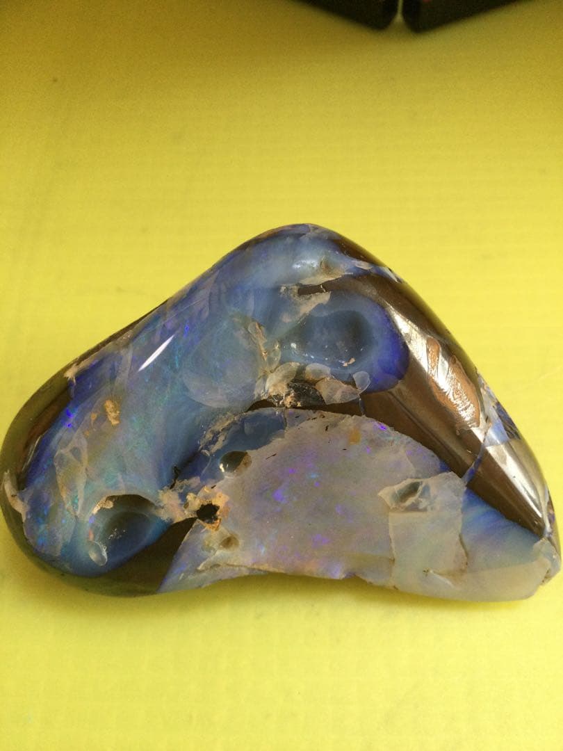 ボルダーオパールの磨き石　ボルダーオパール　観賞石