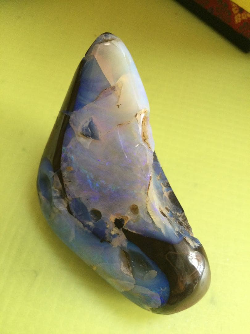 ボルダーオパールの磨き石　ボルダーオパール　観賞石