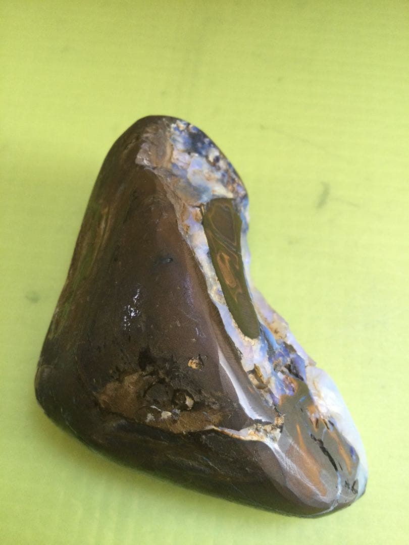 ボルダーオパールの磨き石　ボルダーオパール　観賞石