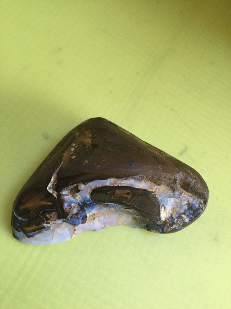 ボルダーオパールの磨き石　ボルダーオパール　観賞石