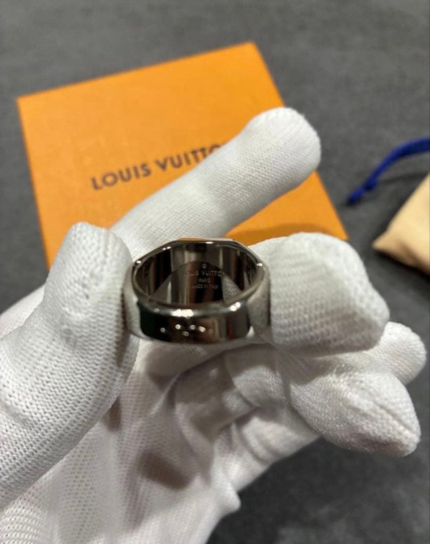ス*ン様 Louis Vuitton ロゴ入りリング