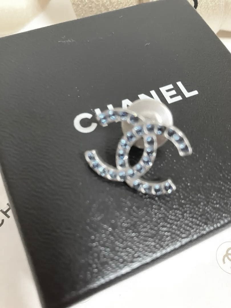 CHANELココマーク ピンブローチ ピンバッチ ブルーラインストーン シルバー