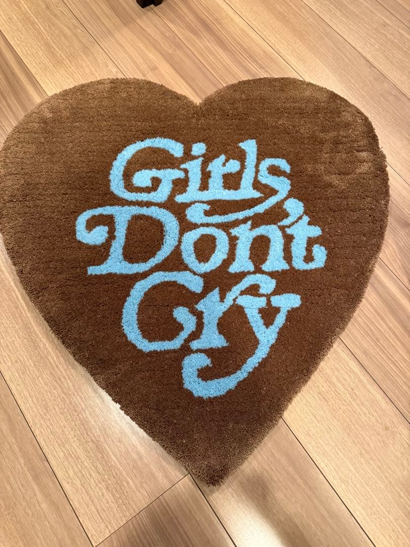 Girls Don't Cry ラグ