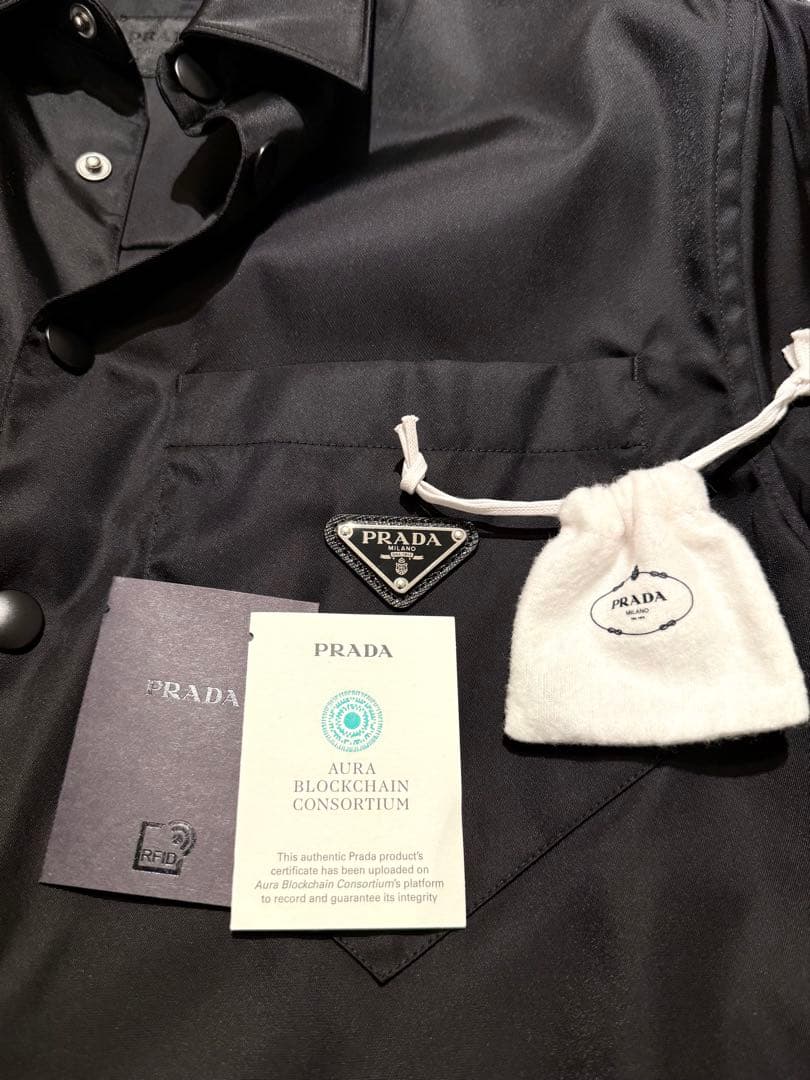 ※74 PRADA Re-Nylon シャツ ハンガー付き