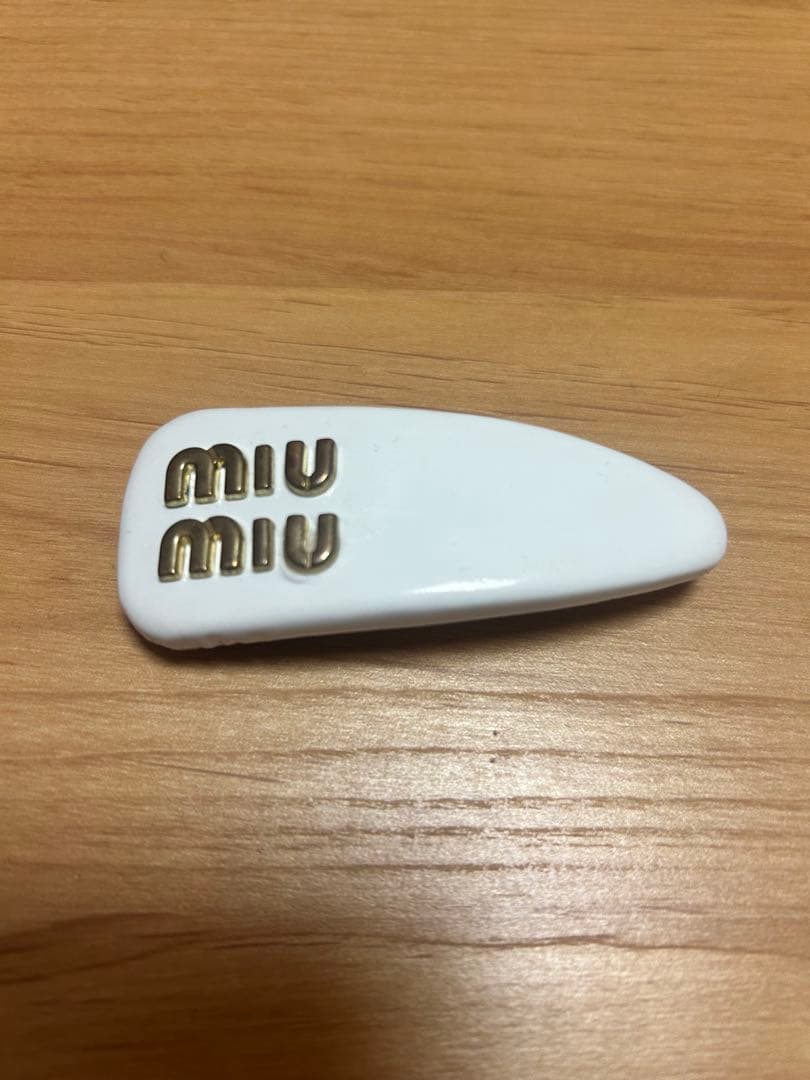 miu miu ロゴ入りヘアピン ホワイト 白