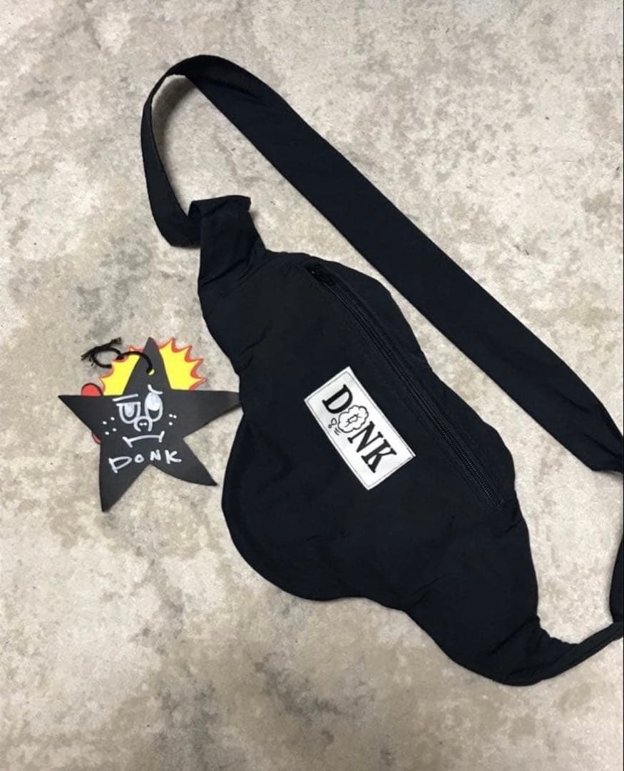 DONK ブラック ショルダーバッグ ポーカーズ着用