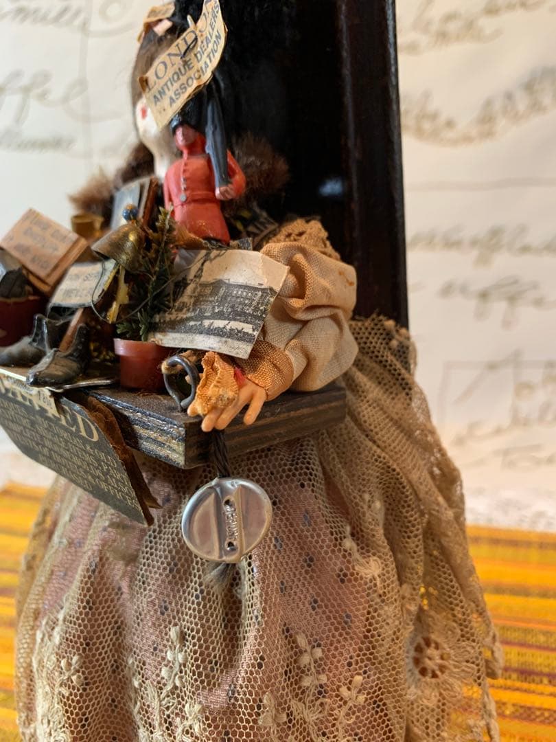 イギリス製　アンティーク　レアなロンドンアンティークショプの看板娘の人形！