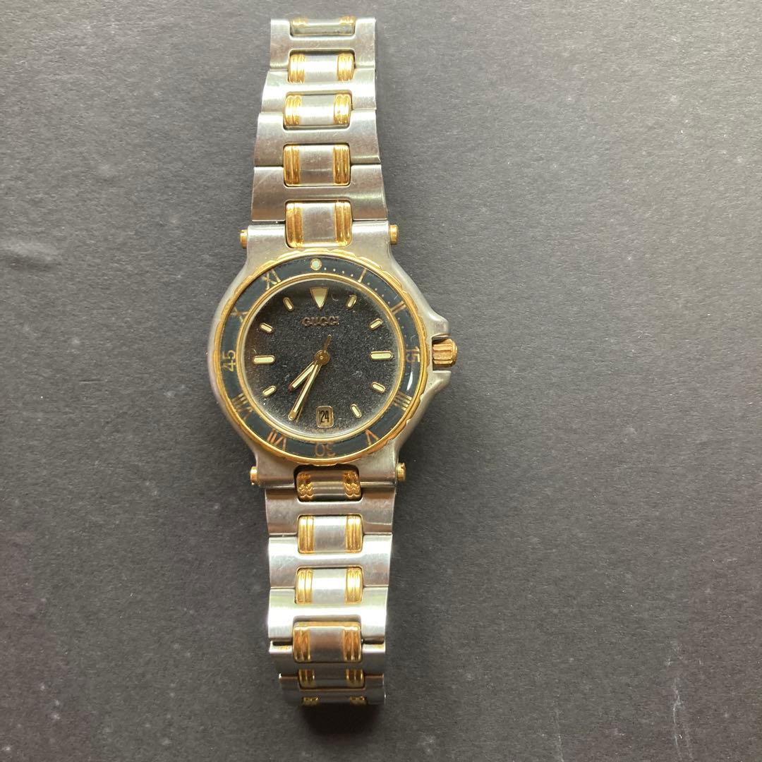 スポーティエレガントな黒色文字盤の時計