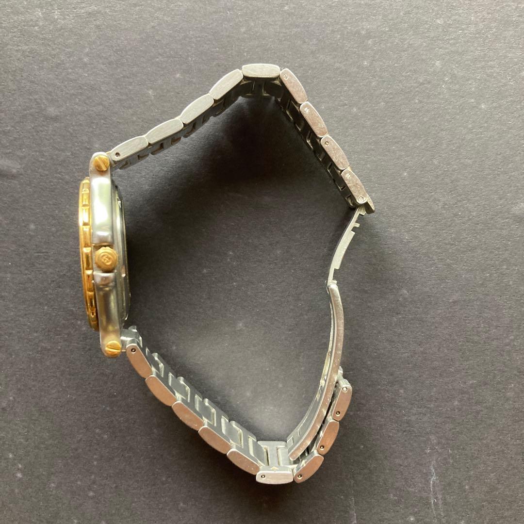 スポーティエレガントな黒色文字盤の時計