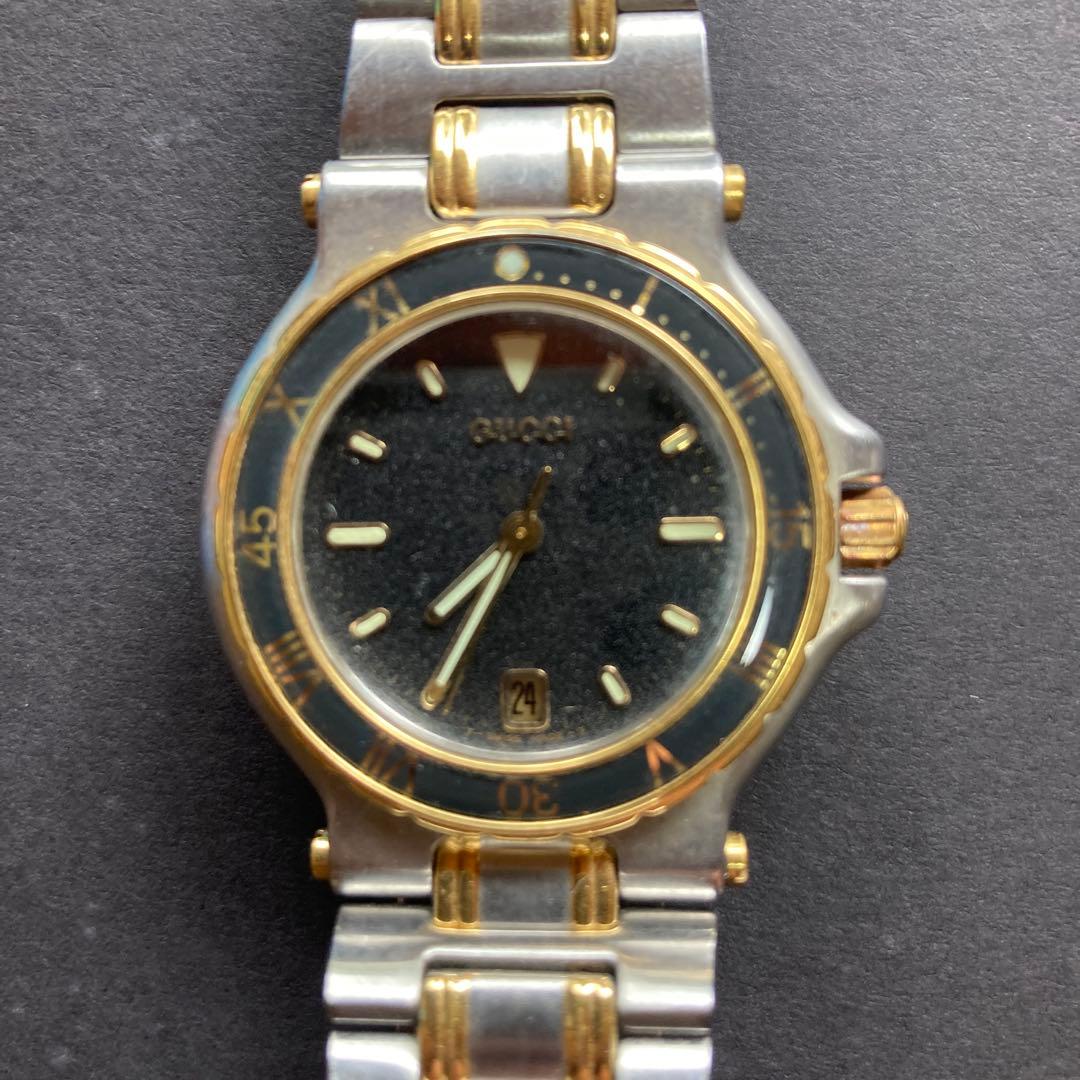 スポーティエレガントな黒色文字盤の時計