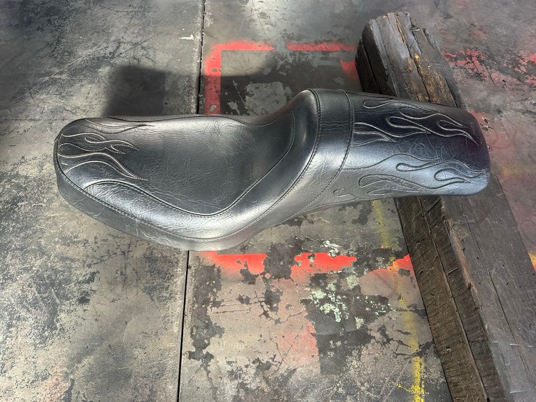 ハーレー　4速フレーム　シート　ショベル　本革　フレイムス