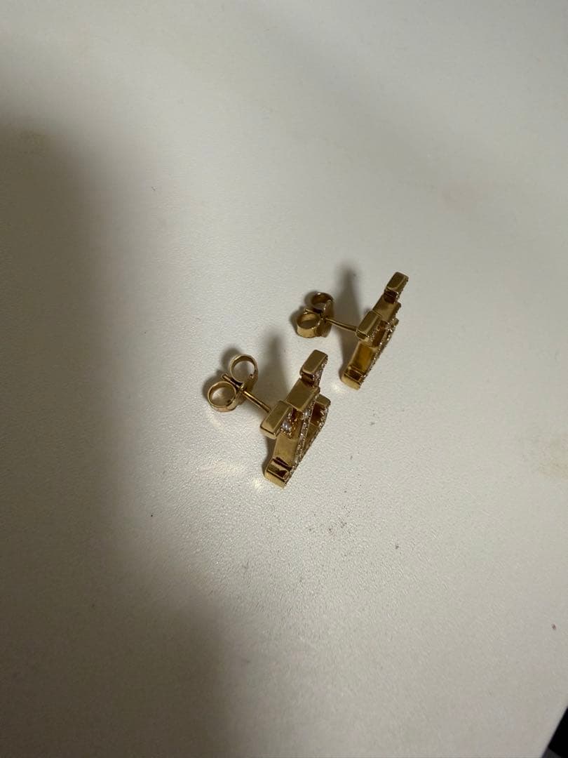 LVロゴ ストーン付きスタッドピアス