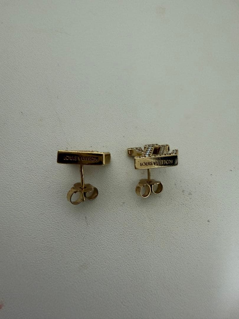 LVロゴ ストーン付きスタッドピアス