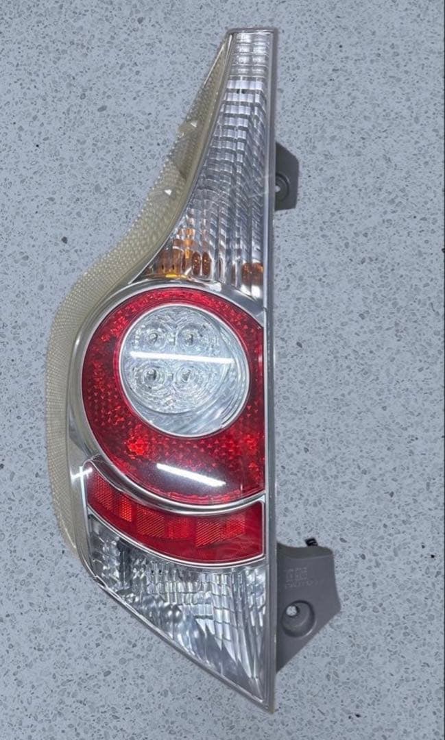 トヨタアクア　NHP10STANLEY 52-252テールライト 左